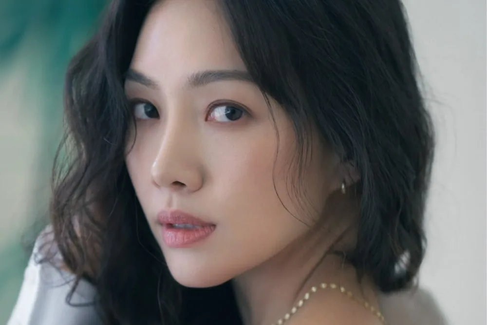korean actress hides awards after career peak